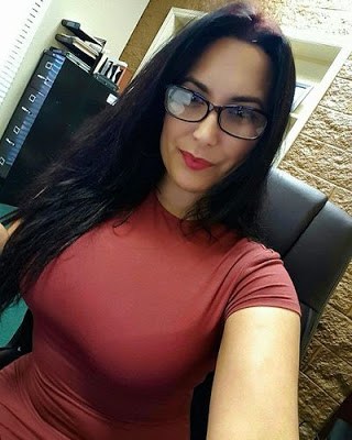 Rich Sugar Mummy Wants your Phone Number – Drop It Now!