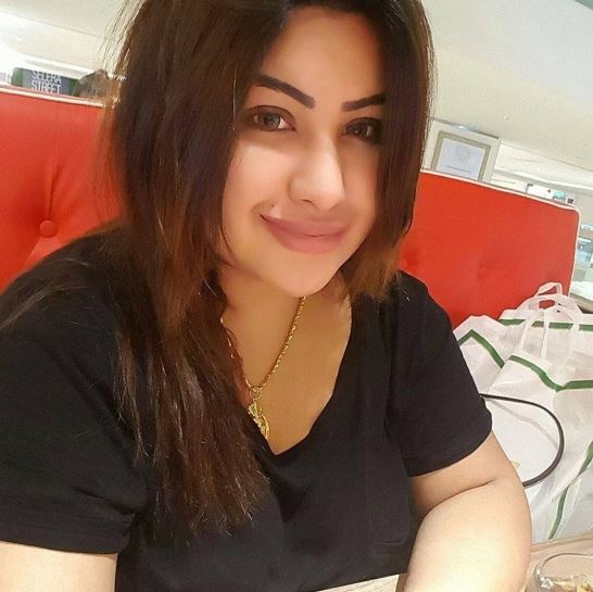 Valentina, A Rich Sugar Mummy WhatsApp Number - Be The First To Chat Her Up!