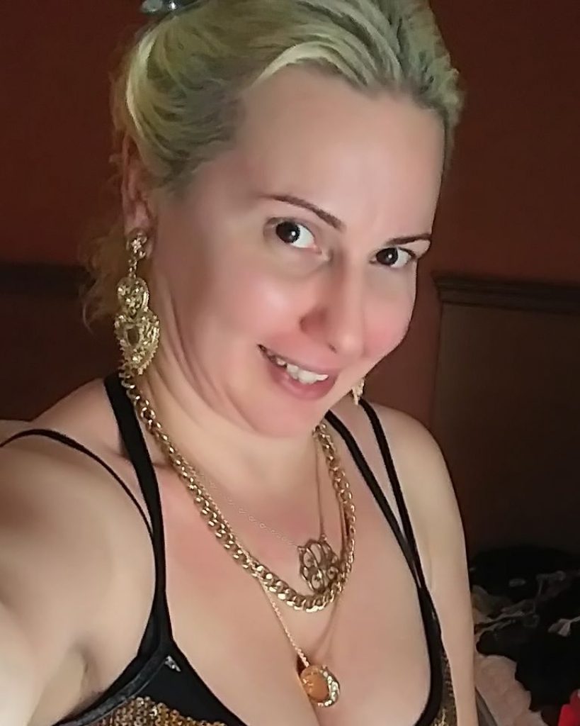 Rich Sugar Mommy In USA Looking For A Man To Love - She’s Currently Availab...