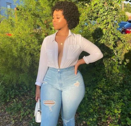 Rich Sugar Mummy In Your Area Wants To Chat With You On WhatsApp – Number Included